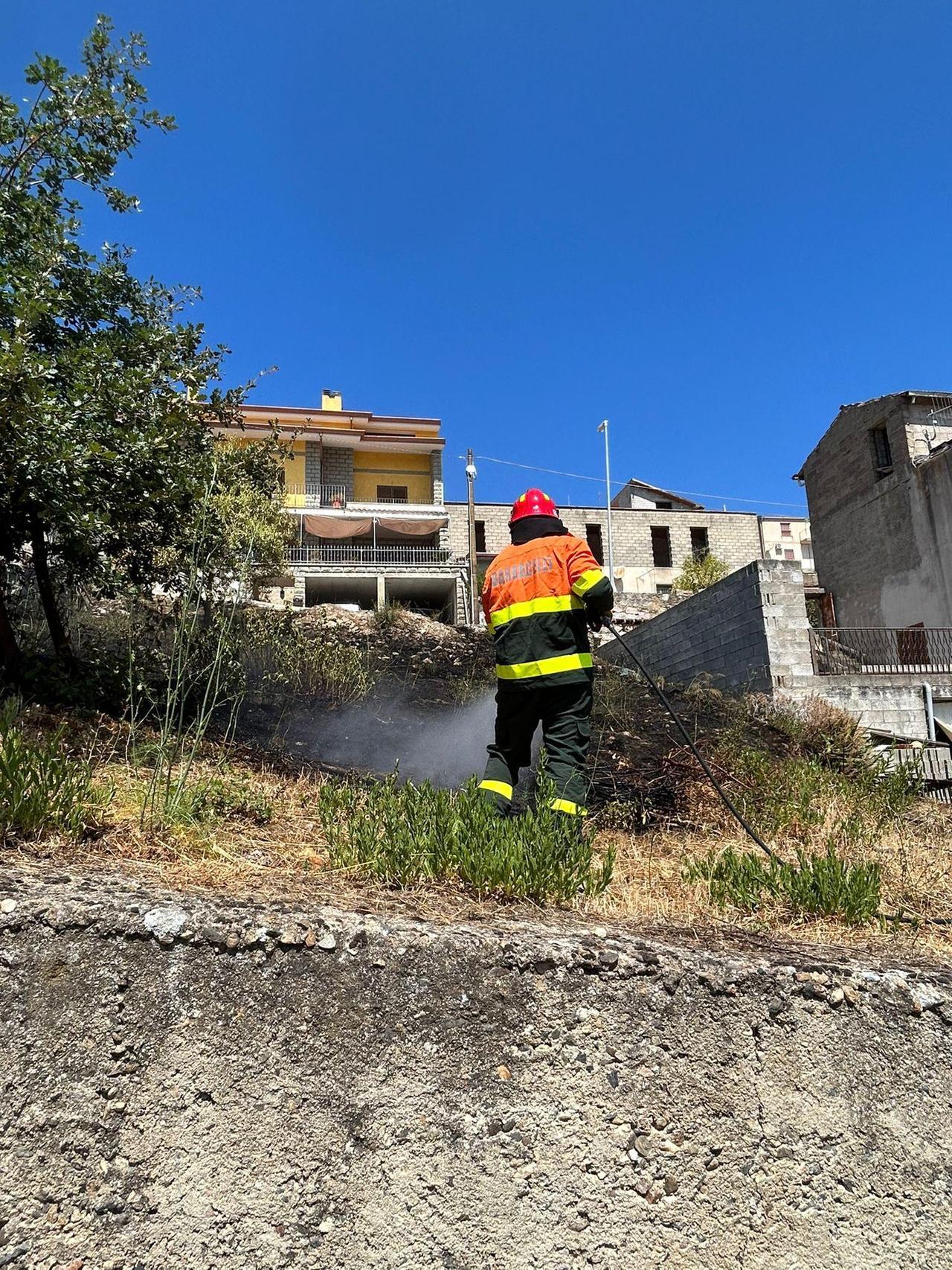 Attimi di paura a Lei per un rogo che ha lambito le case