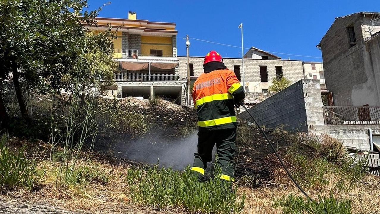 Attimi di paura a Lei per un rogo che ha lambito le case