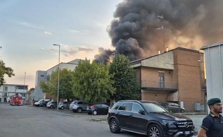 Incendio nella ditta Crm alla Sacca, nube di fumo visibile in tutta Modena