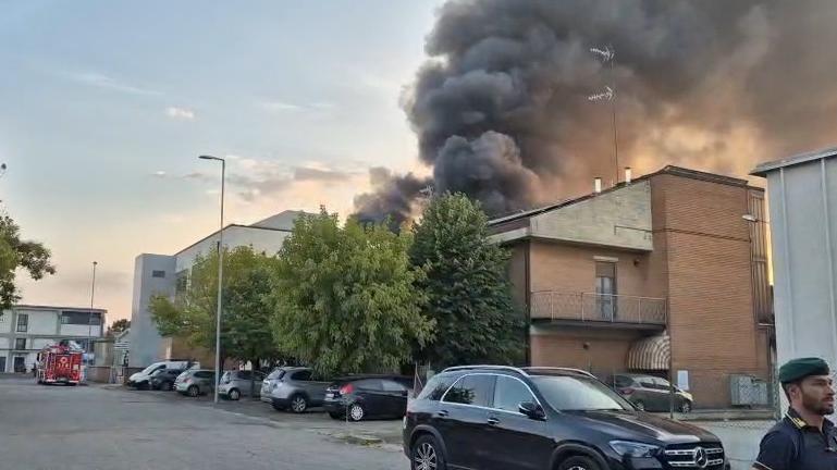 Incendio nella ditta Crm alla Sacca, nube di fumo visibile in tutta Modena