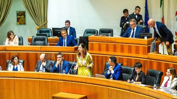 La presidente Alessandra Todde durante un consiglio regionale a Cagliari