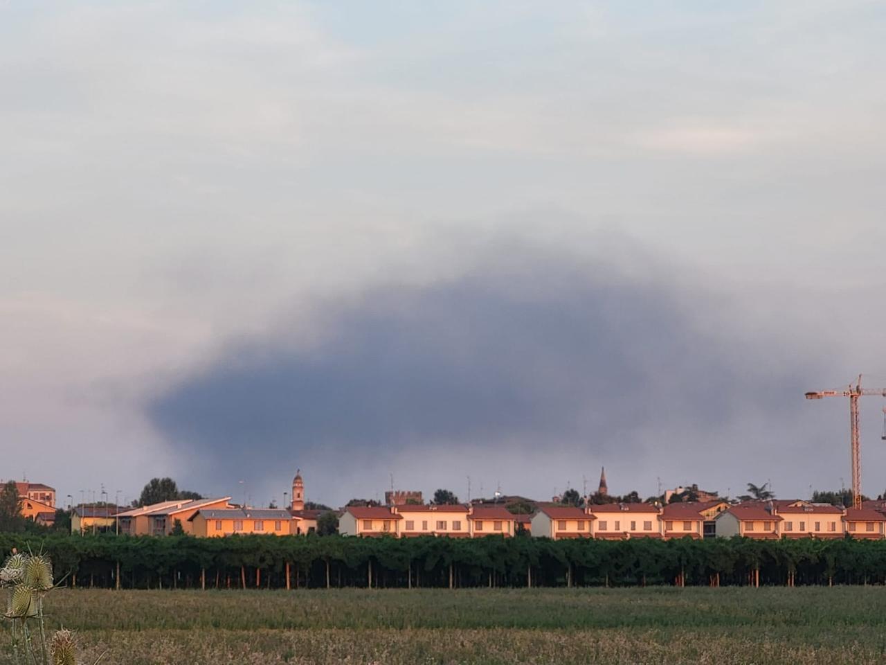 Incendio a Modena, la colonna di fumo si vede da San Martino in Rio