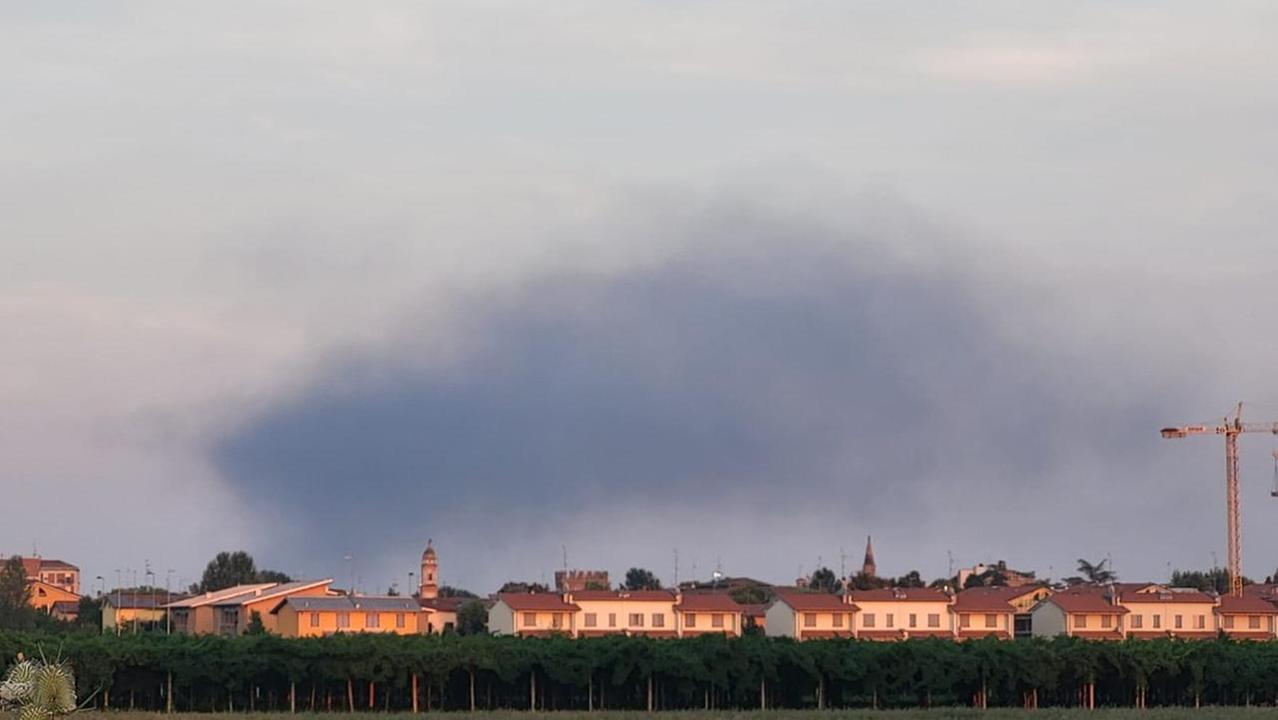 Incendio a Modena, la colonna di fumo si vede da San Martino in Rio