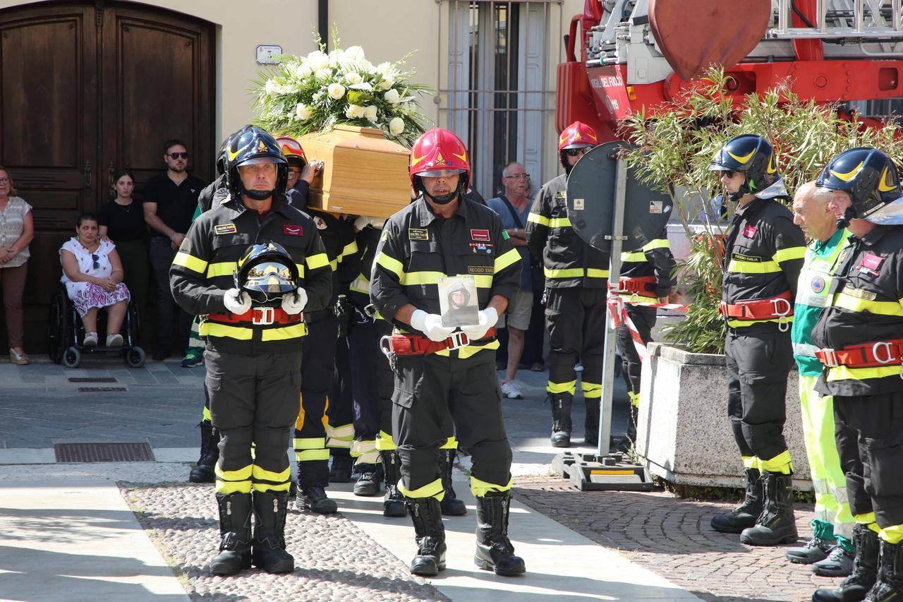 Il picchetto d’onore per l’addio a Jessica