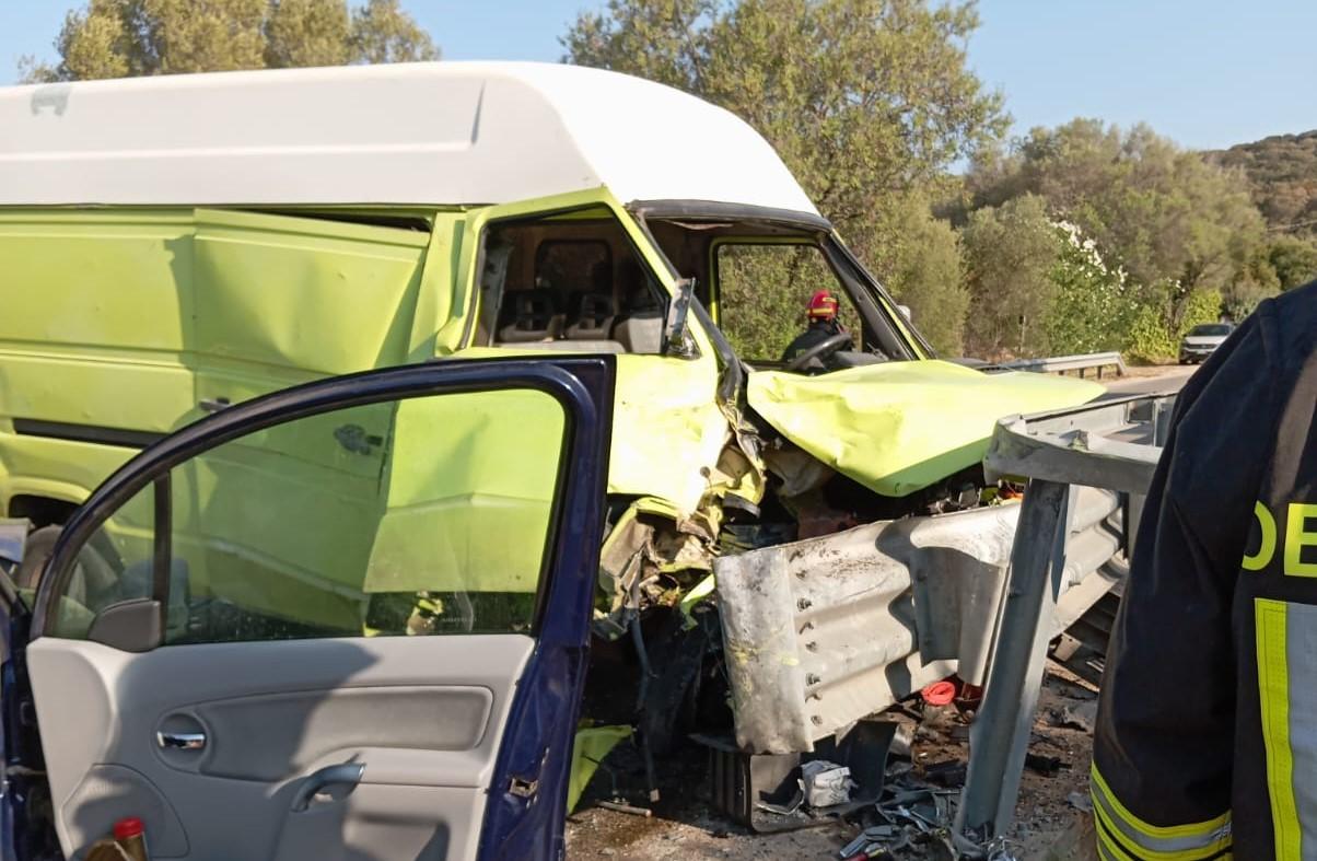 Scontro auto-furgone sulla strada tra Olbia e Telti