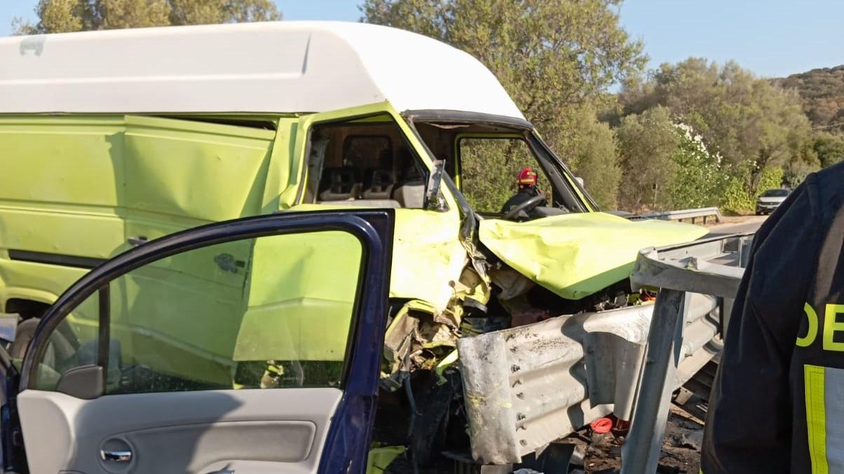 Scontro auto-furgone sulla strada tra Olbia e Telti