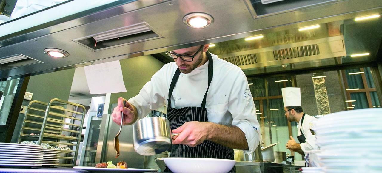 Camerieri e lavapiatti introvabili, sono gli stranieri a salvare l’estate della Sardegna