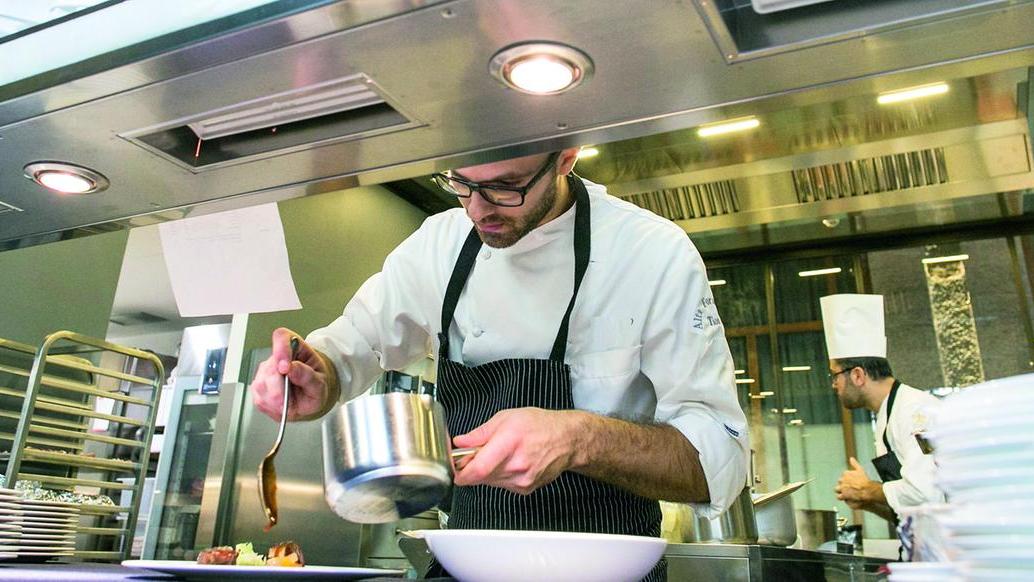 Camerieri e lavapiatti introvabili, sono gli stranieri a salvare l’estate della Sardegna