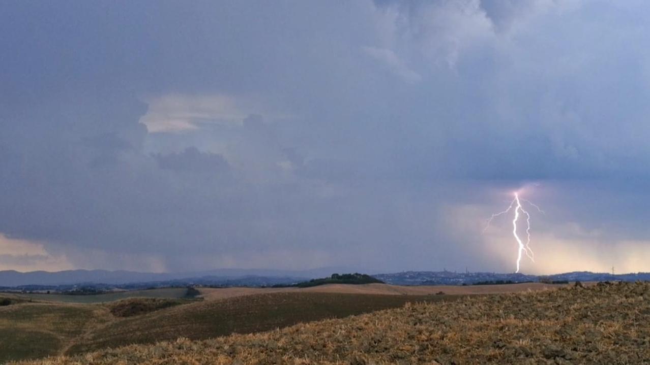 Un temporale estivo nelle campagne del Senese (foto Gabriele Ruffoli)