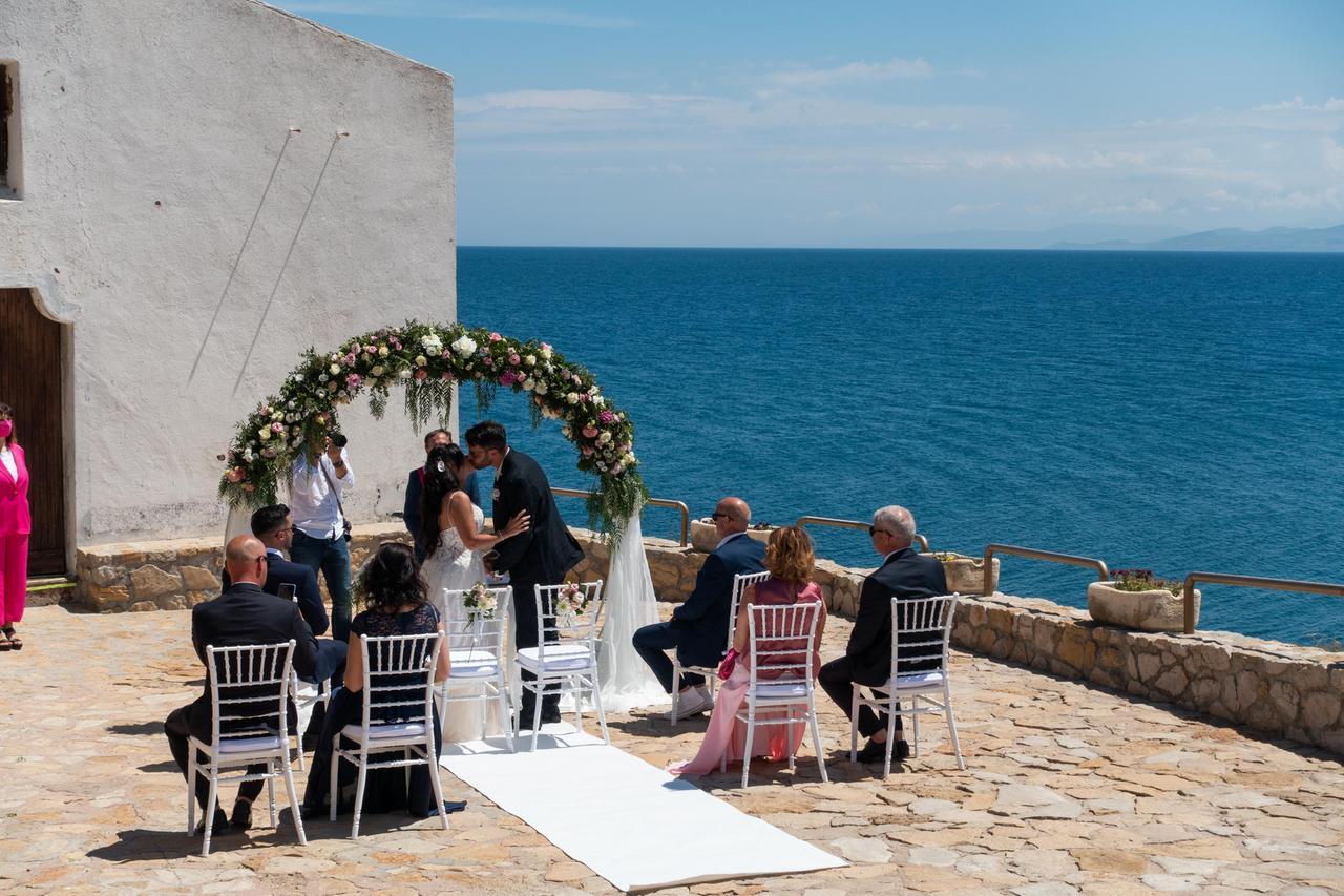 Sposarsi affacciati sulle acque cristalline dell’Asinara si può: ecco quanto costa