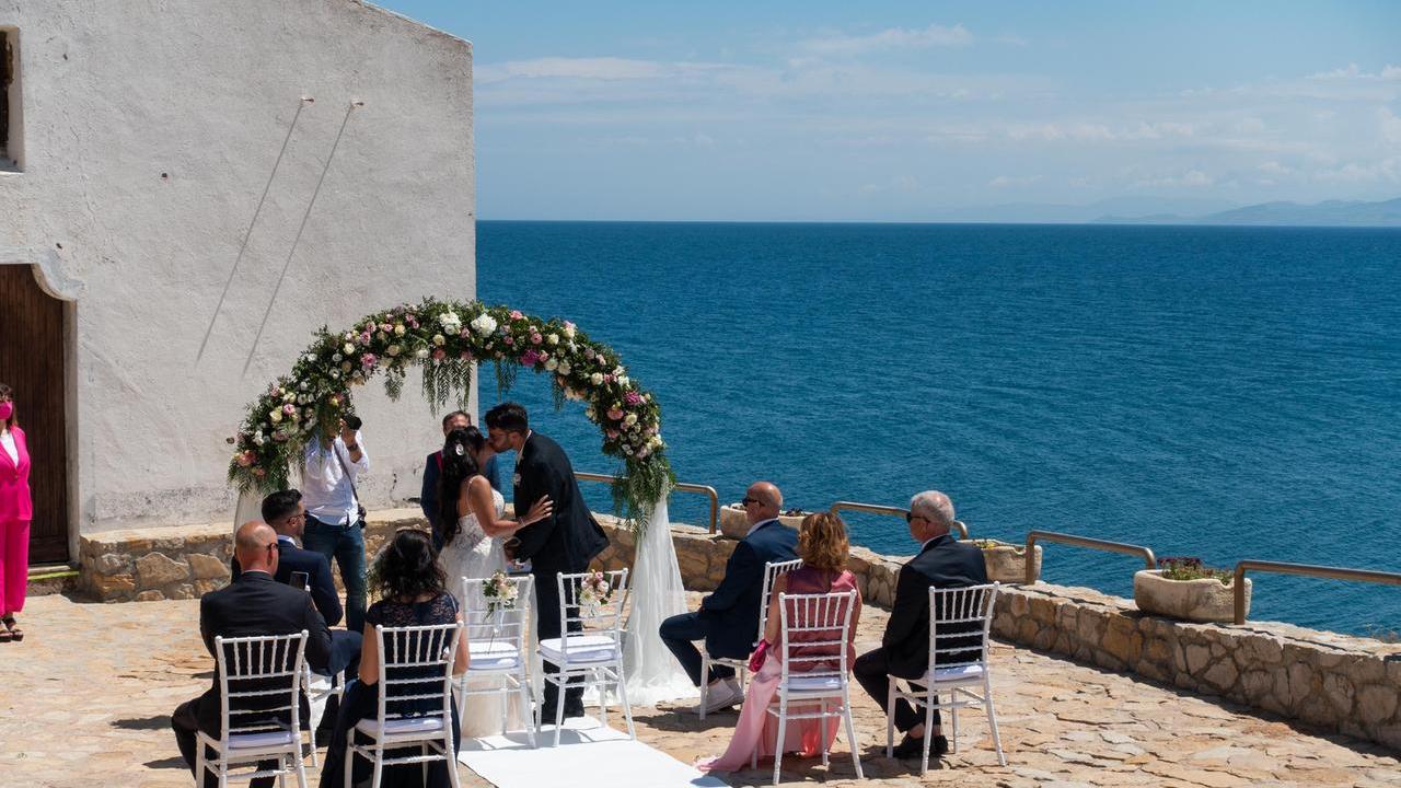 Sposarsi affacciati sulle acque cristalline dell’Asinara si può: ecco quanto costa