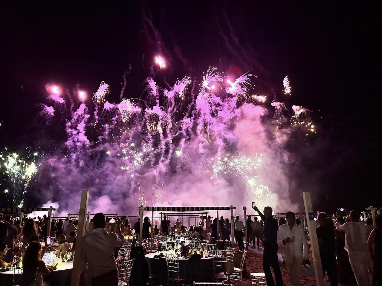 
	Fuochi d'artificio in spiaggia


