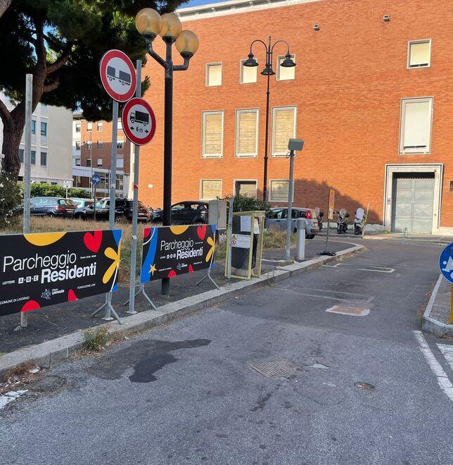 Livorno, caos sosta negli stalli ai 4 Mori: tutti in fila per il parchimetro e polemica multe<br>
