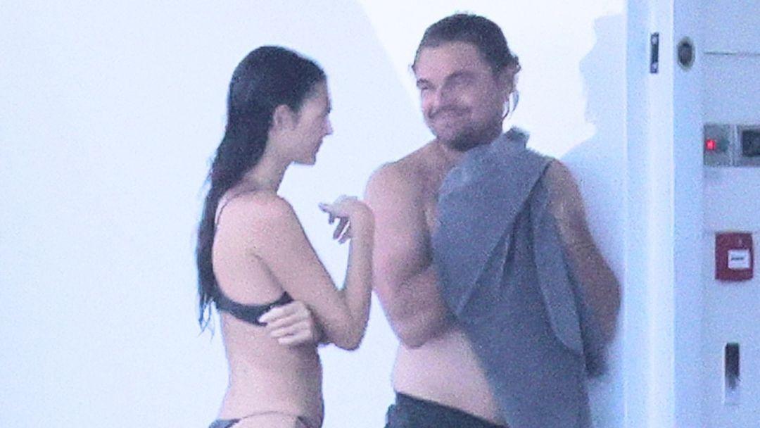 Leonardo di Caprio e Vittoria Ceretti in Sardegna tra coccole, tuffi dallo yacht e punture di meduse