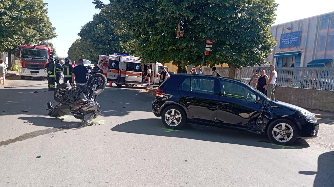 Auto contro moto a Sassari, centauro trasportato in ospedale in codice rosso