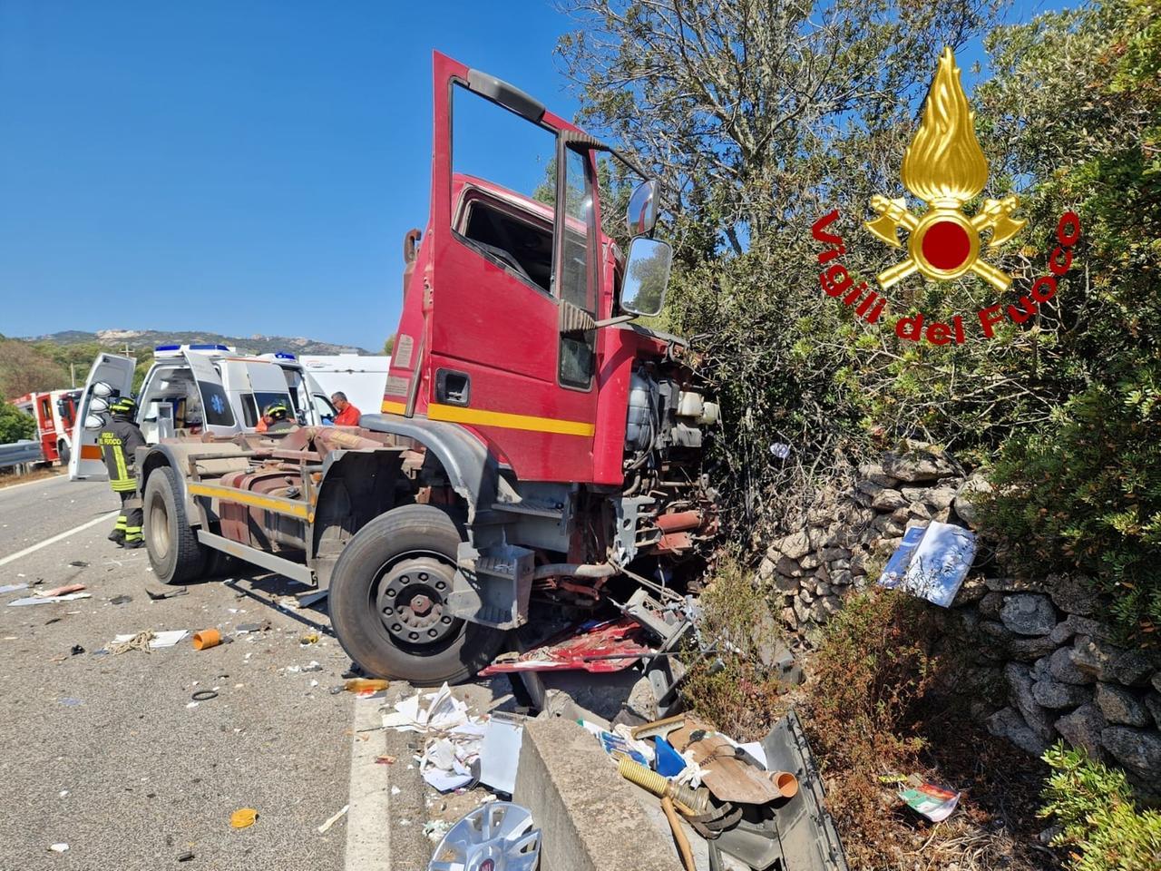 Olbia, spaventoso incidente sulla strada per Arzachena: in rianimazione l’autista del camion