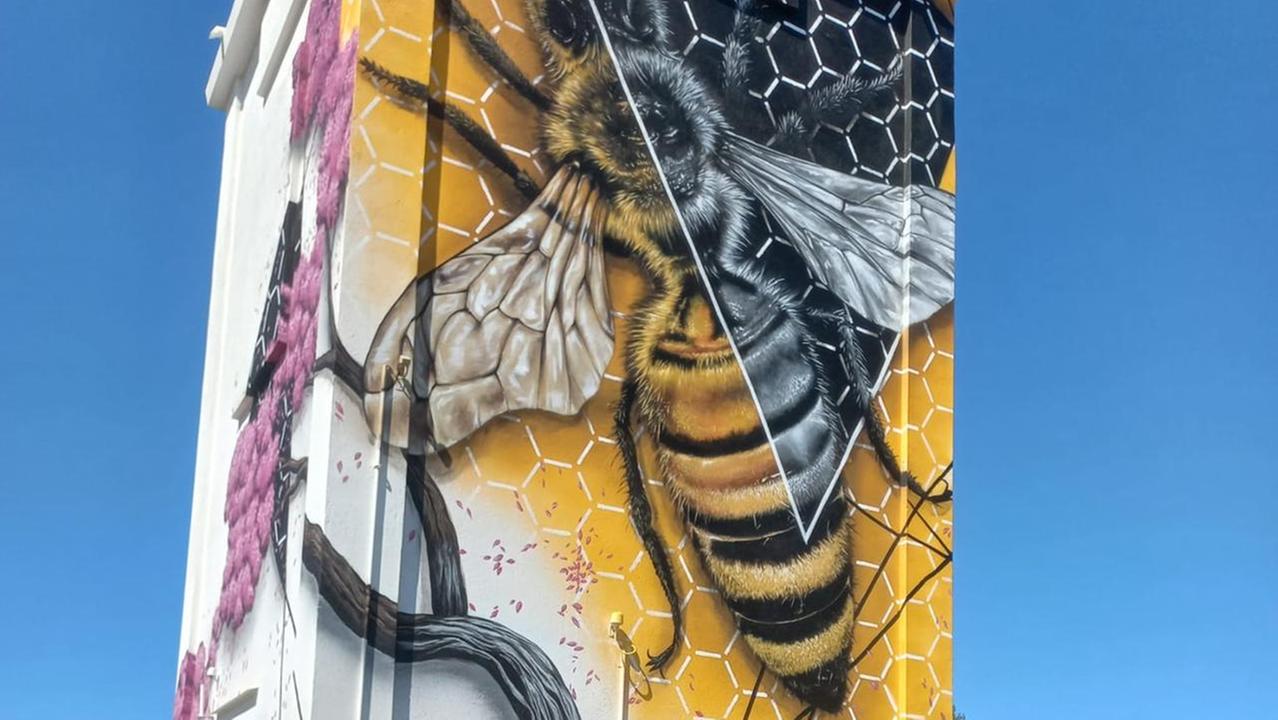 Uras, la cabina elettrica diventa un’opera d’arte per la salvaguardia delle api e dell’ambiente