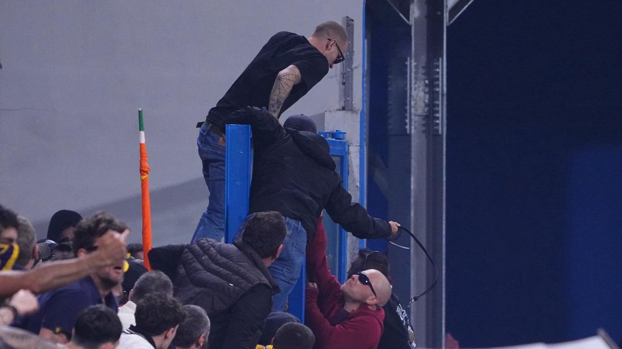 Una foto degli ultra coinvolti durante gli scontri