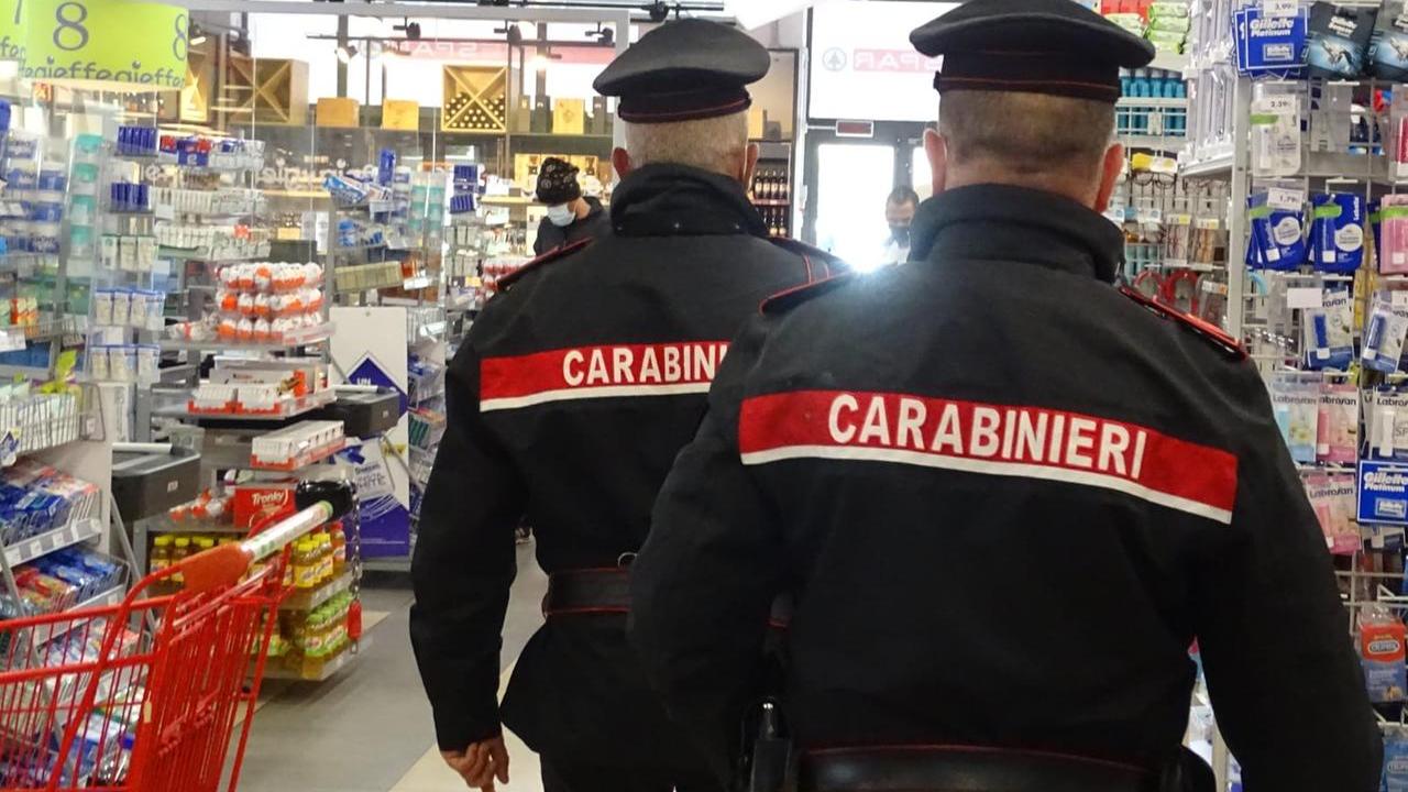 Iglesias, spinte e schiaffi alla compagna al supermercato: finisce in carcere