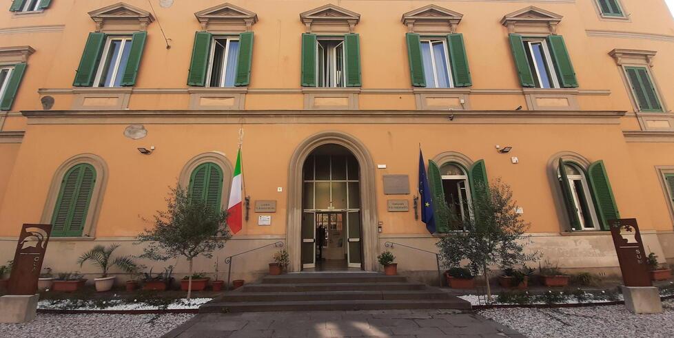 Livorno, lo “sfratto” degli studenti del liceo classico si trasforma in uno scontro politico