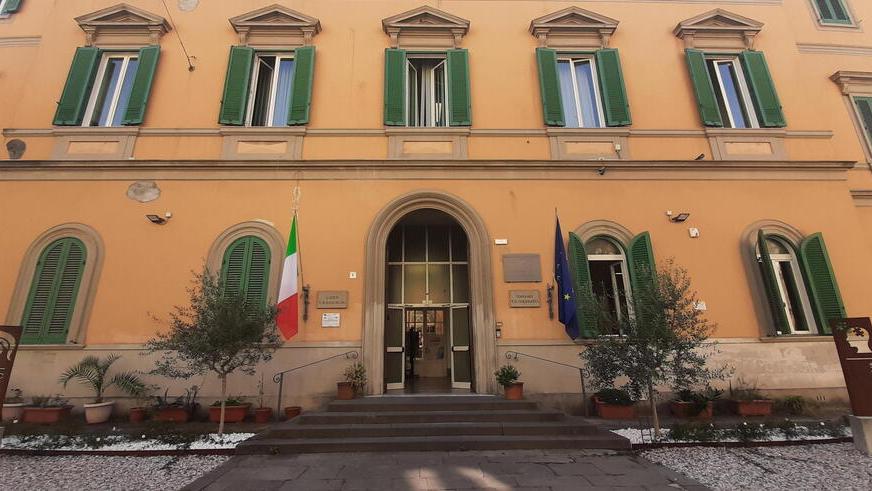 Livorno, lo “sfratto” degli studenti del liceo classico si trasforma in uno scontro politico
