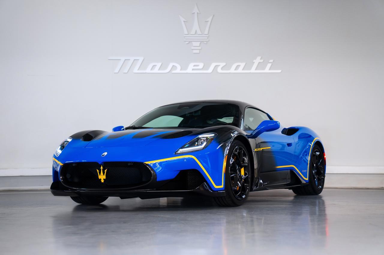 Maserati omaggia Modena negli Usa con una MC20 blu e gialla