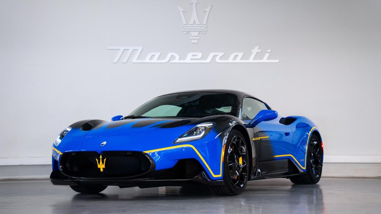 Maserati omaggia Modena negli Usa con una MC20 blu e gialla