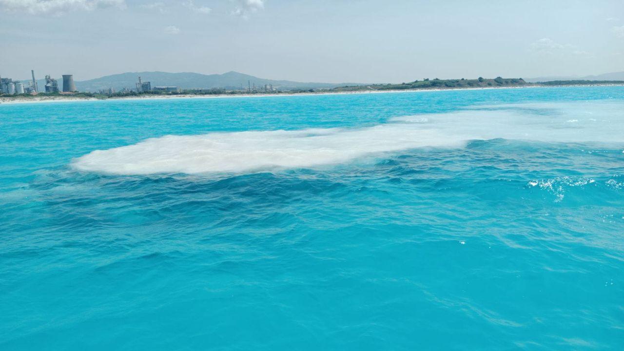 La chiazza davanti alle Spiagge Bianche