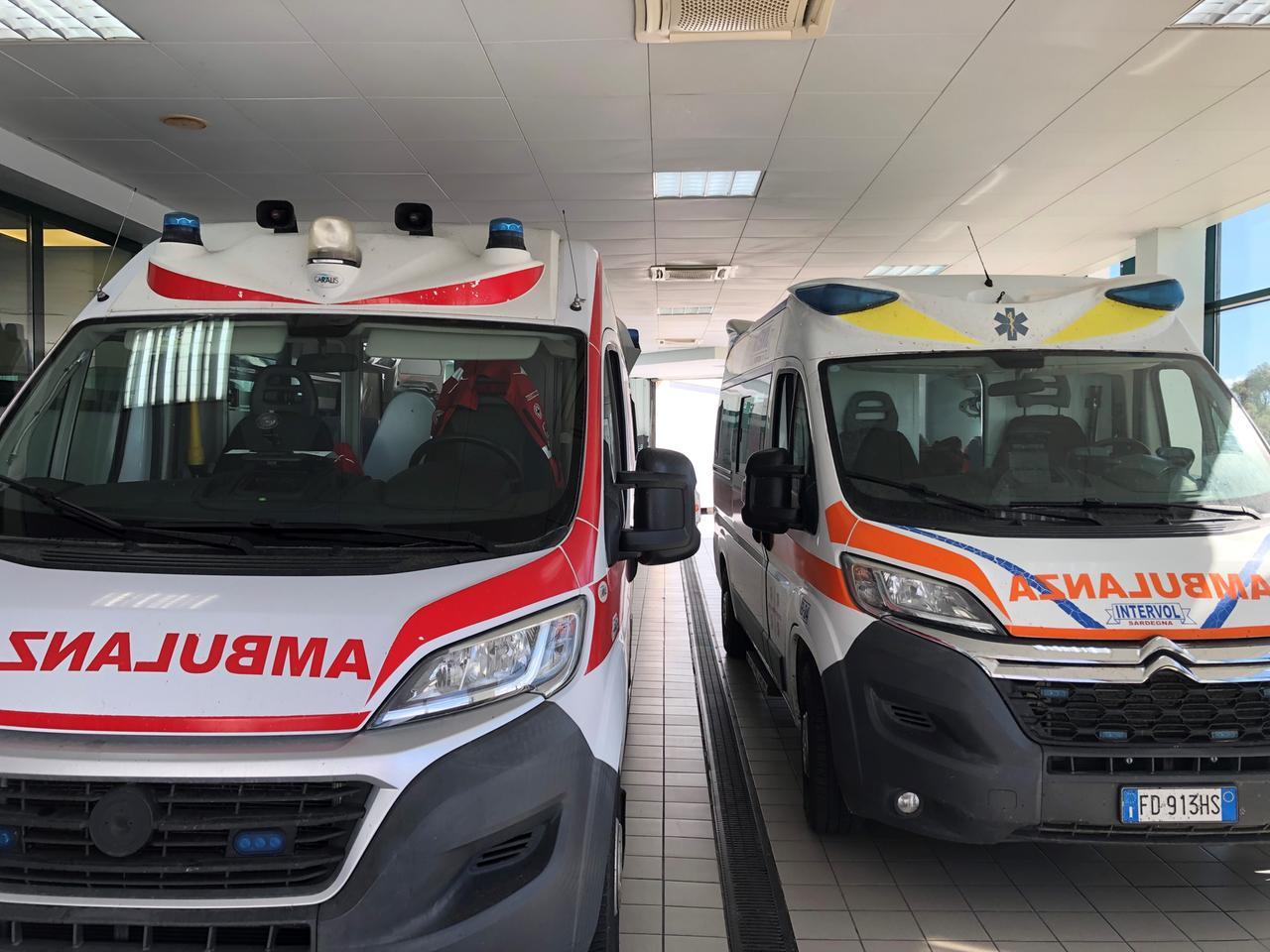 Olbia, donna incinta con una bambina investite in centro