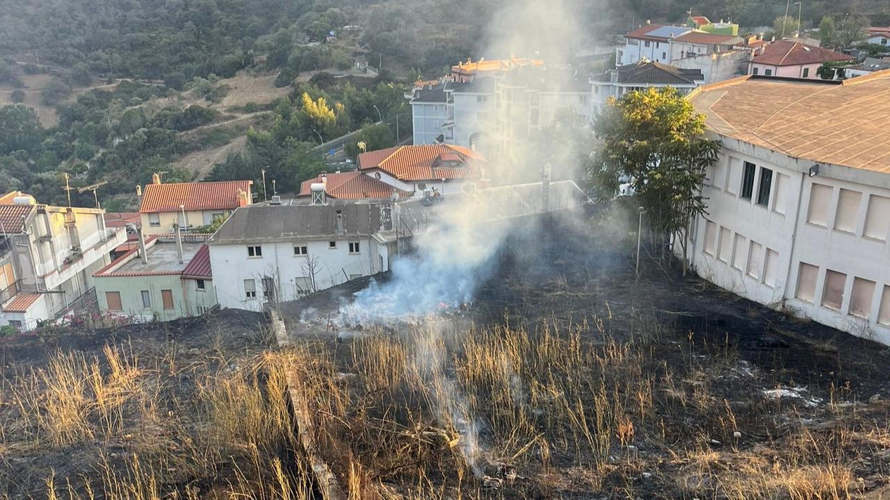 Nuoro, a fuoco il cortile dell’ex scuola civica di musica. Evacuate quattro abitazioni