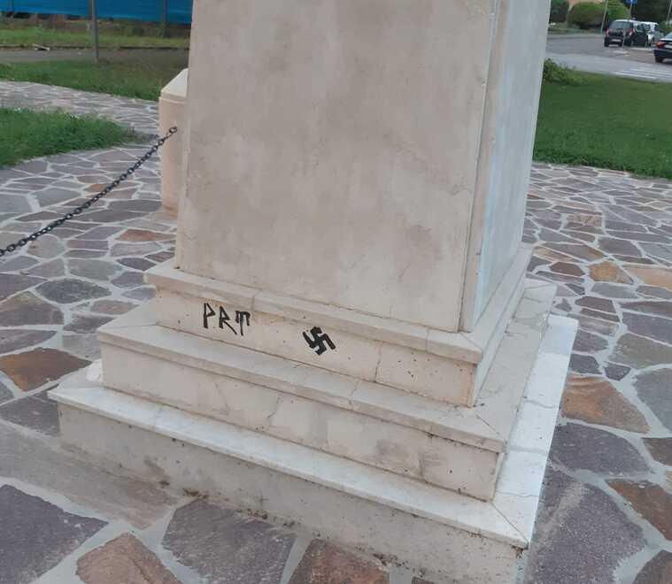 Ferrara, una svastica disegnata sul cippo dedicato ai X Martiri di Porotto