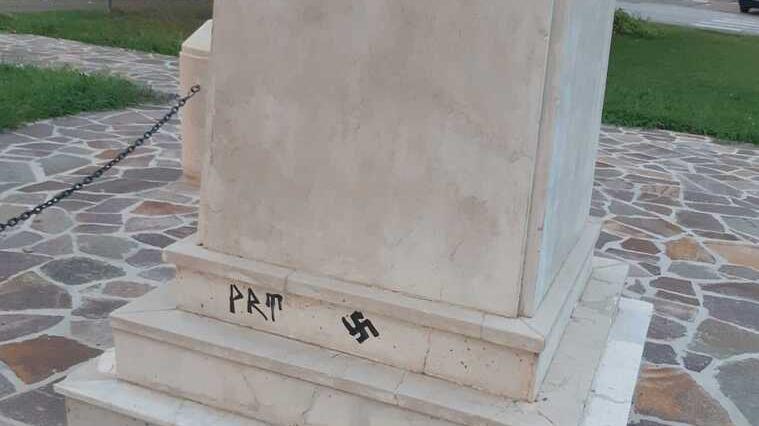 Ferrara, una svastica disegnata sul cippo dedicato ai X Martiri di Porotto