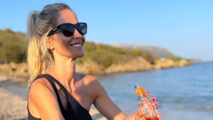 Elena Santarelli, aperitivo con pane guttiau e pecorino sardo