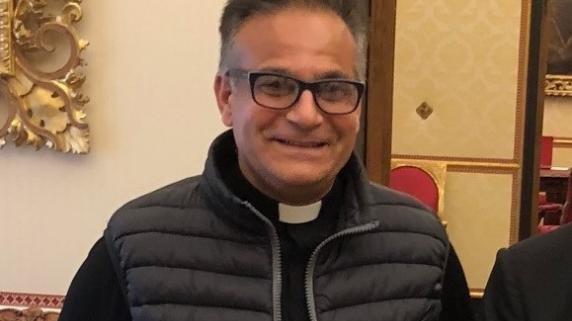 Padre Andrea Melis arrestato per abusi su minori, il gip: «Ha l’Hiv e non usa protezioni»