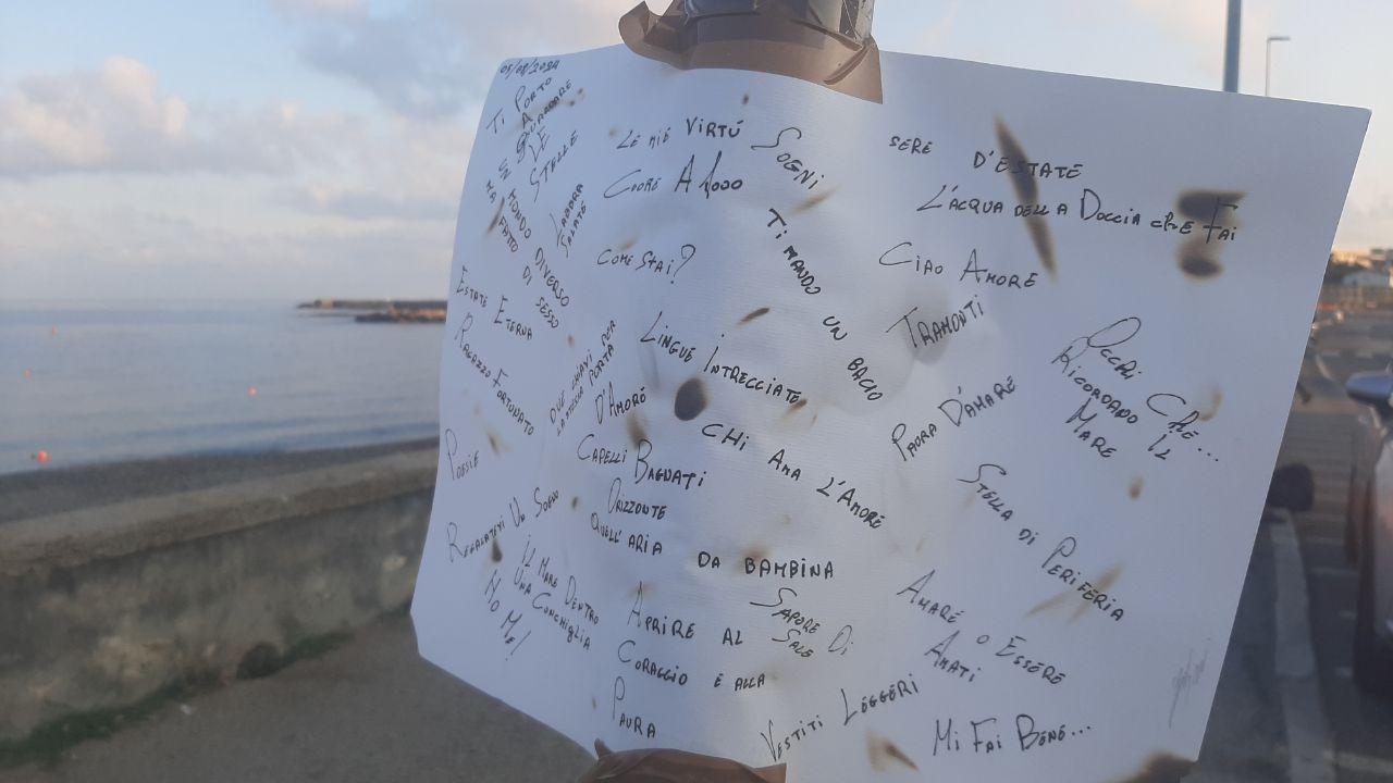Livorno, ad Antignano spunta “il manifesto dell’estate” fai da te