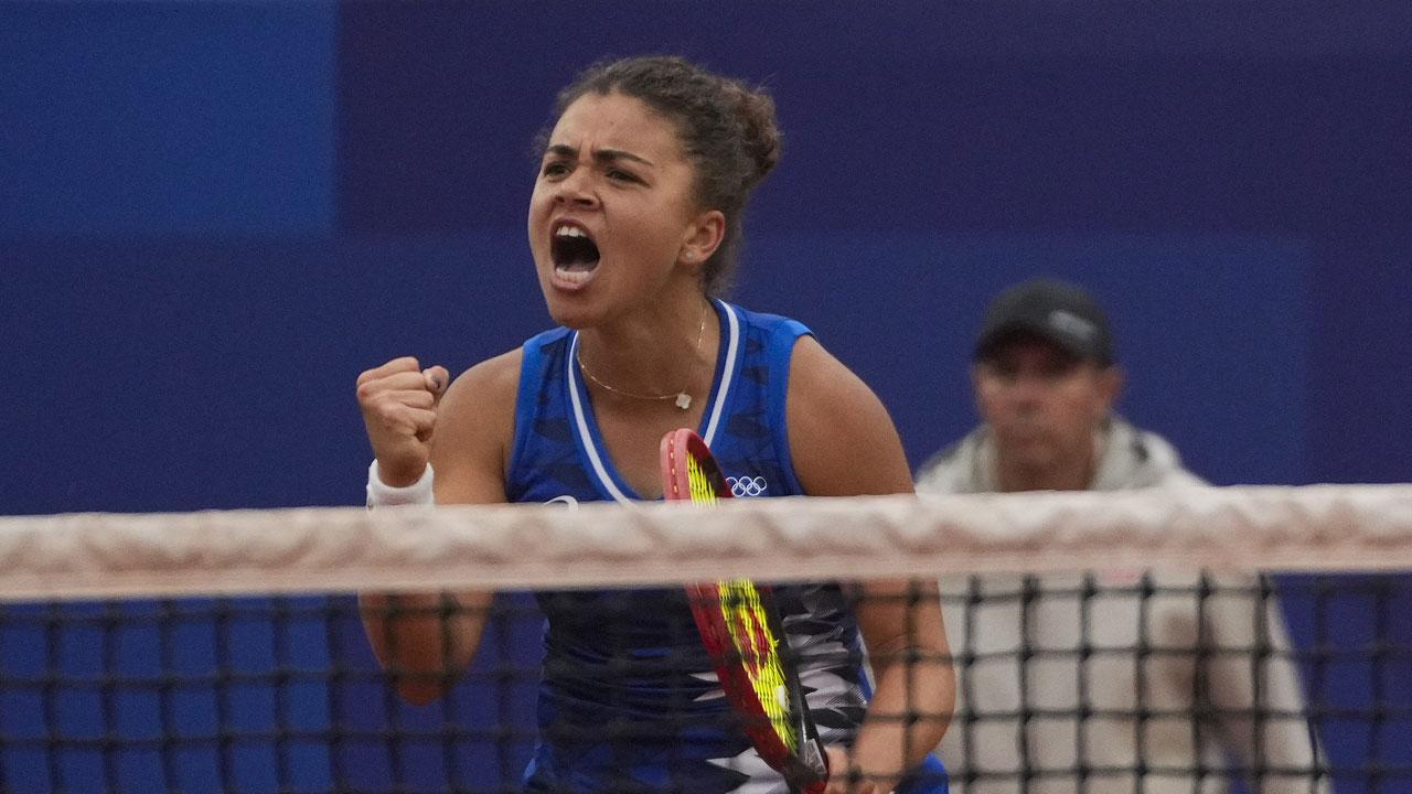 Un primo piano di Jasmine Paolini dopo un punto alle Olimpiadi