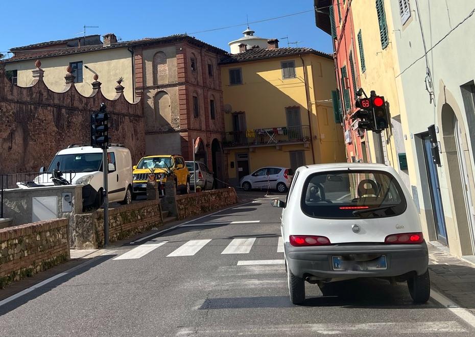 Uno dei semafori “intelligenti” installati nei giorni scorsi nella frazione di Marcialla