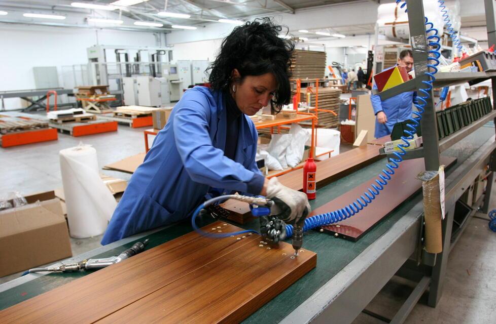 Operaia al lavoro in un’azienda del mobile
