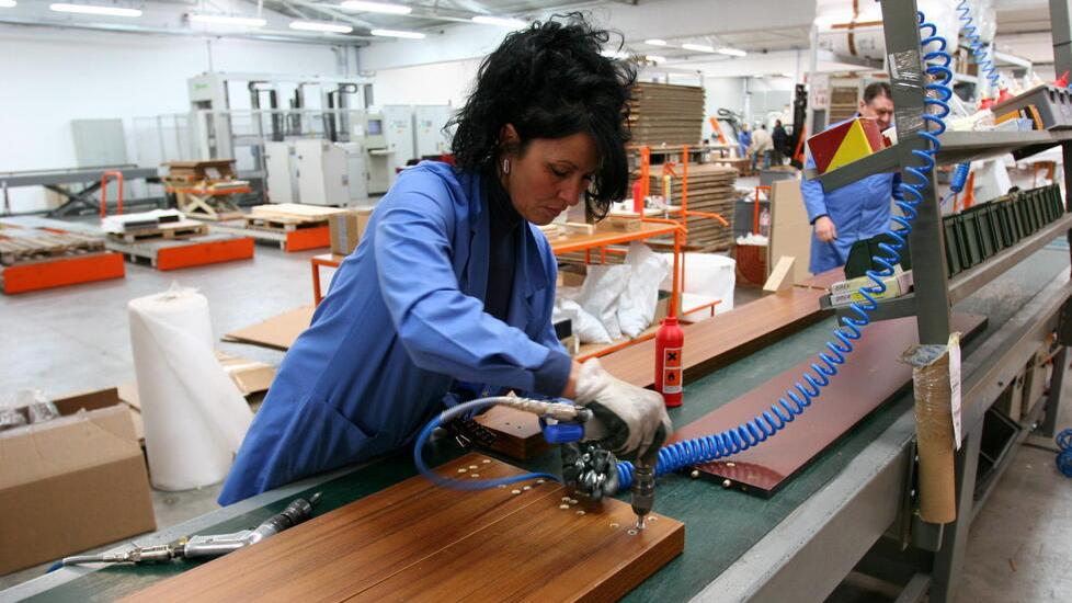 Operaia al lavoro in un’azienda del mobile