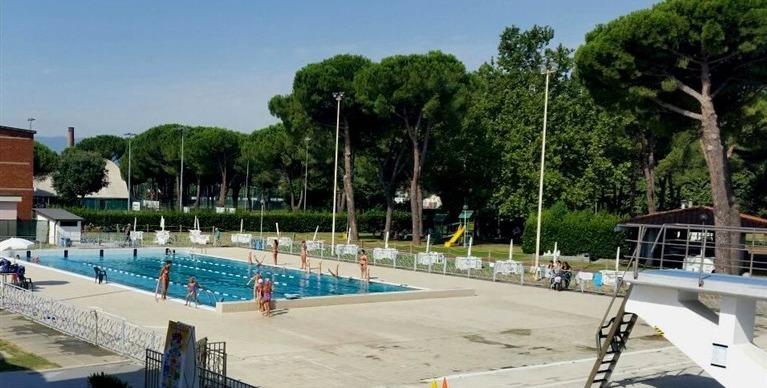 La piscina da 25 metri, l’unica disponibile, ma a numero chiuso, nell’impianto comunale di via Roma