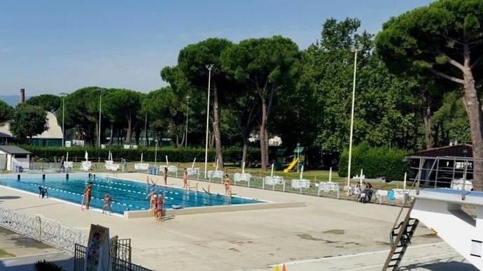 La piscina da 25 metri, l’unica disponibile, ma a numero chiuso, nell’impianto comunale di via Roma