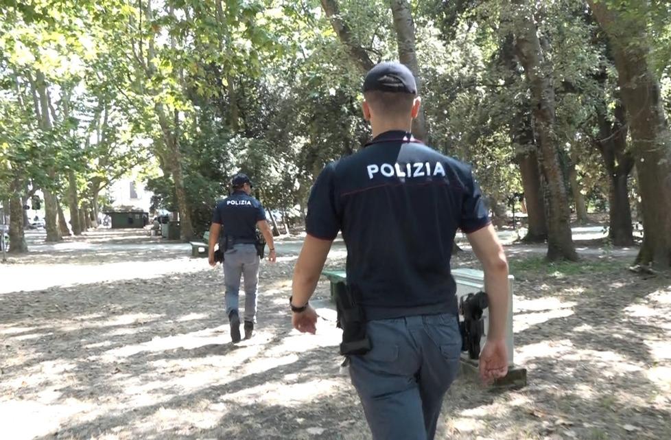 Agenti della polizia di Stato in pineta di Ponente durante un controllo (foto d’archivio)