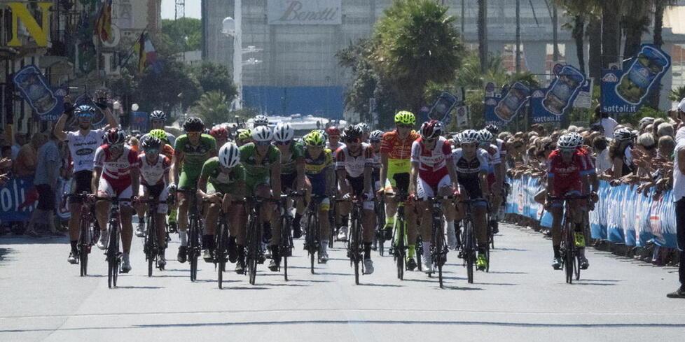 L’arrivo in volata di una edizione passata della Firenze-Viareggio