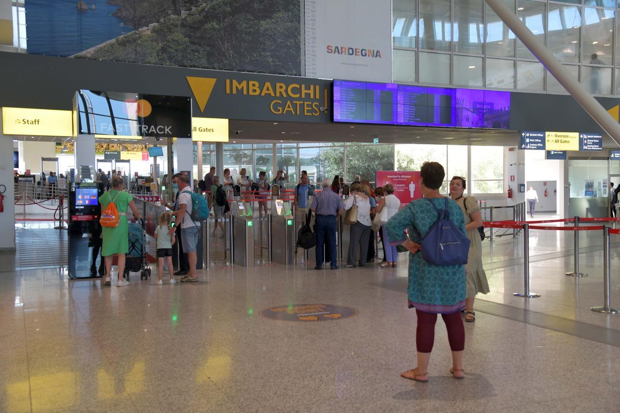 
	Turisti agli imbarchi all'aeroporto Costa Smeralda&nbsp;

