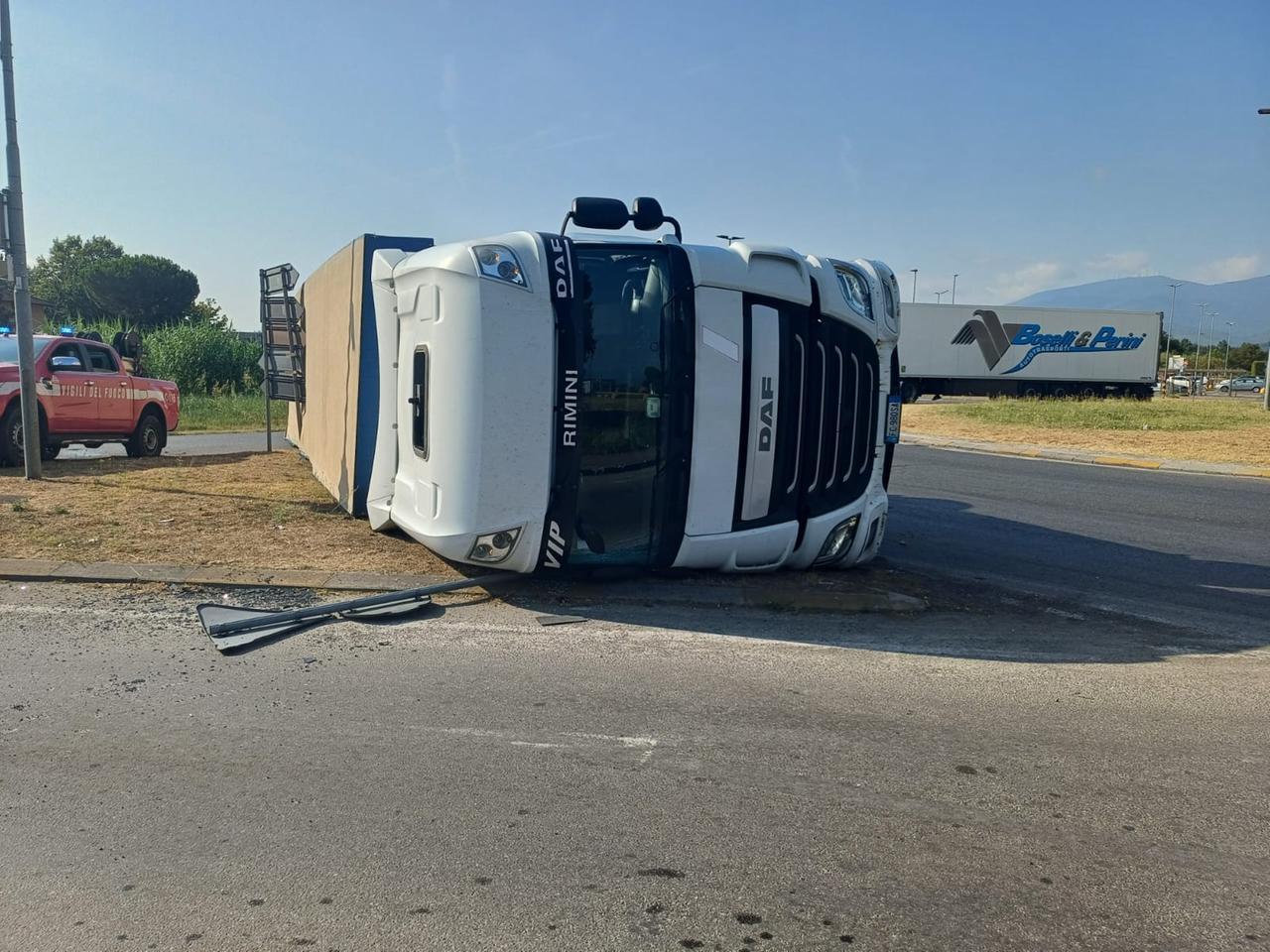 Porcari, camion si ribalta sulla rotonda dell’Esselunga