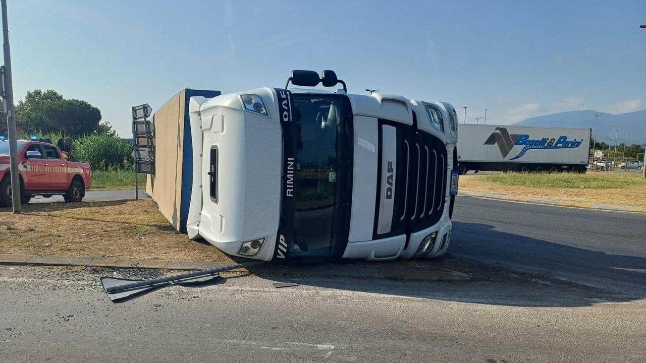 Porcari, camion si ribalta sulla rotonda dell’Esselunga