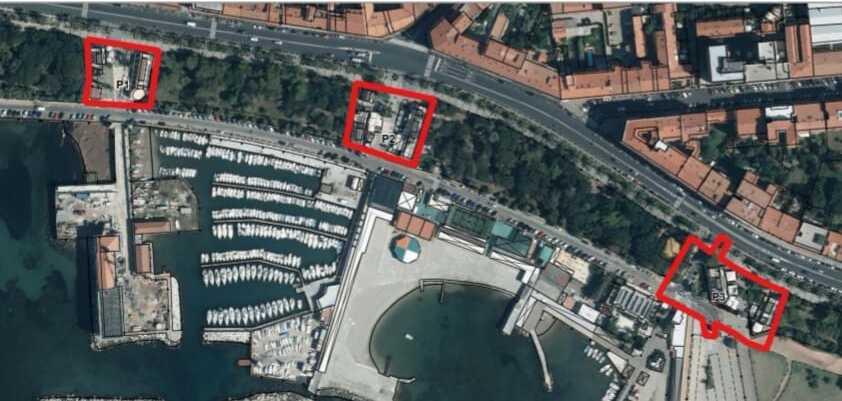 Livorno, un telo per coprire le brutture delle baracchine sul viale Italia in attesa di altre demolizioni<br>
