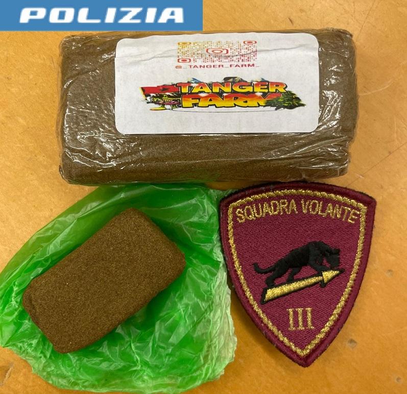 Reggio Emilia, vede la polizia e si disfa di oltre un etto di hashish: denunciato per spaccio