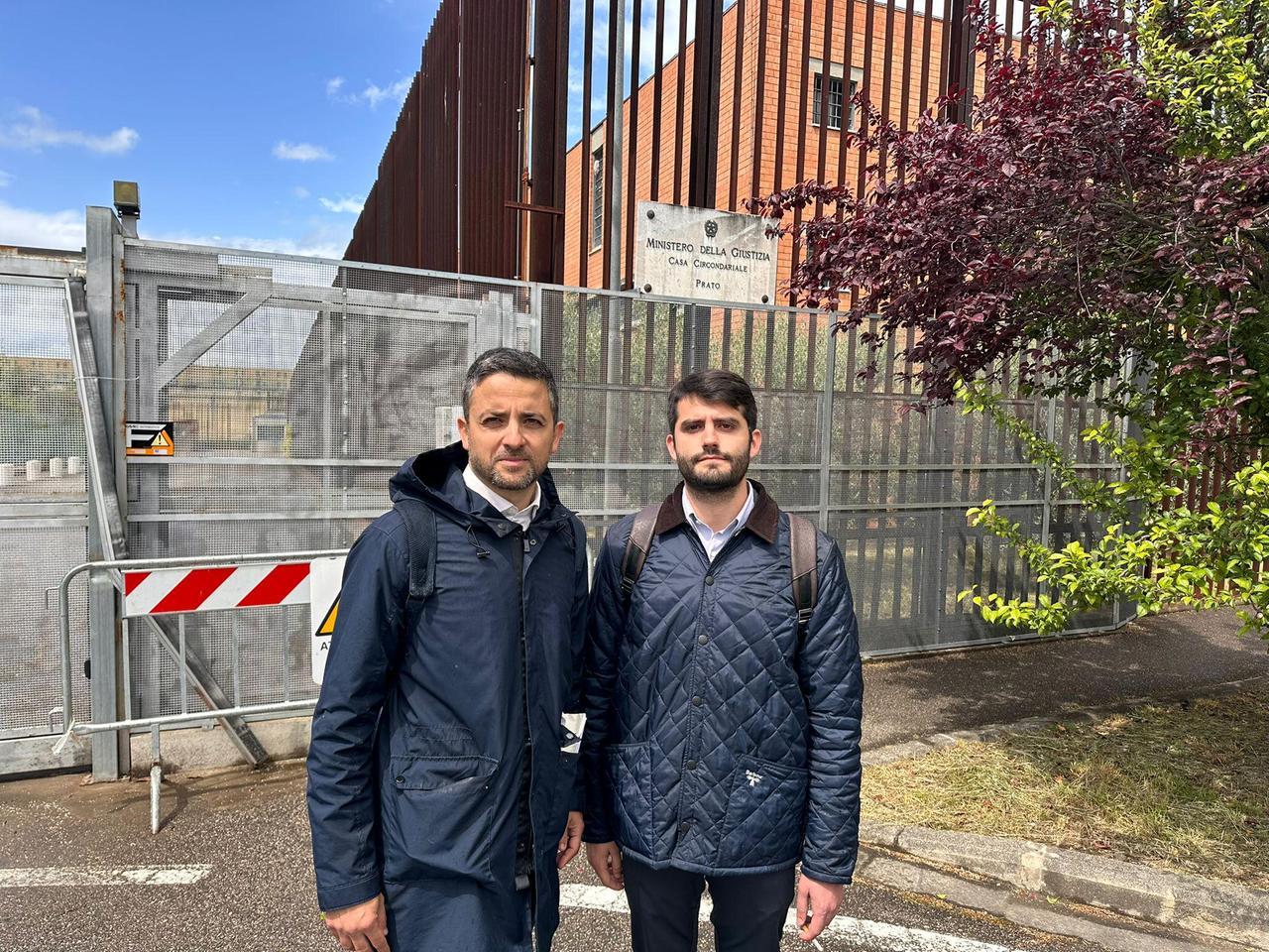 
	Il deputato del Pd Marco Furfaro davanti alla Dogaia col presidente del consiglio comunale Lorenzo Tinagli


