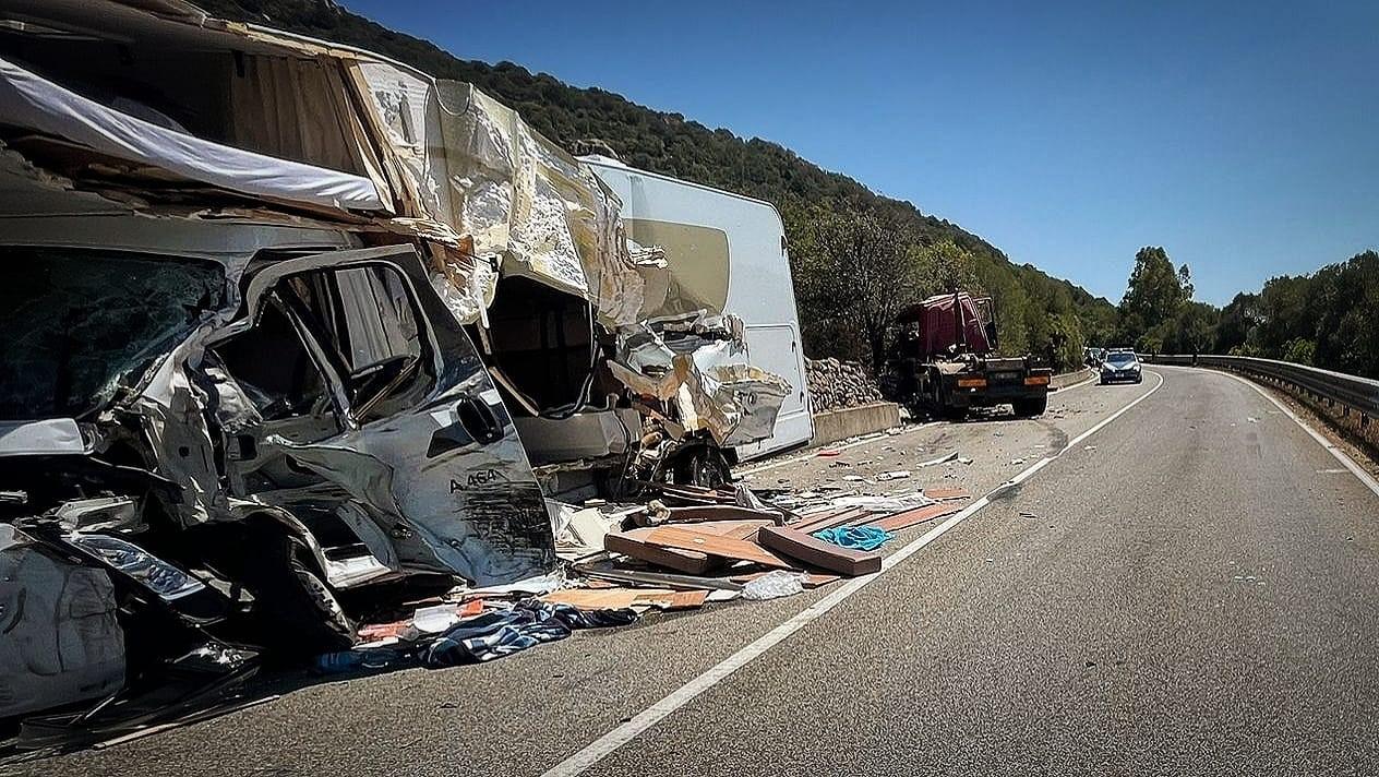 
	Il camper devastato dallo scontro con la motrice del camion&nbsp;


